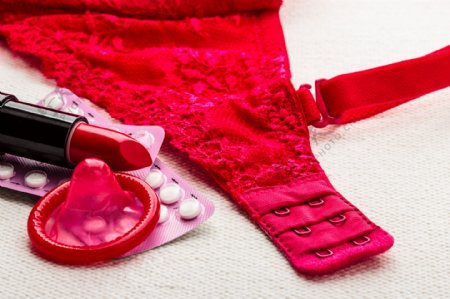 红色内衣与避孕用品图片