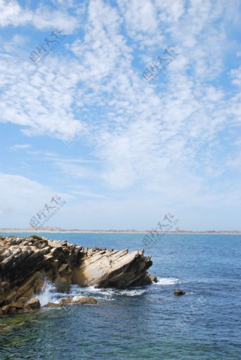 在Baleal海滩巨大的岩石戏剧性的Cloudscape