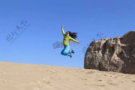 蓝天沙漠飞跃跳转跳跃女人