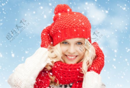 雪中戴红色帽子的美女图片