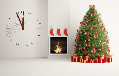 钟表墙壁和圣诞树图片