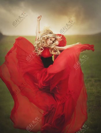 草地上的红裙子美图片