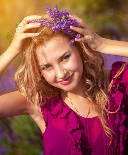 头上戴着紫色花朵的美女图片