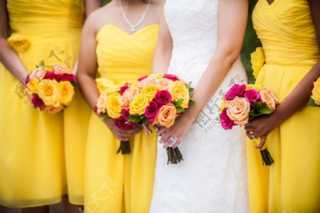 捧花朵的黄色婚纱新娘图片