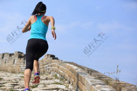 登山跑步美女图片