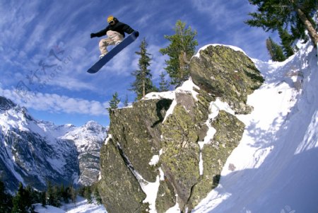 腾空飞越滑雪男人PSD素材图片