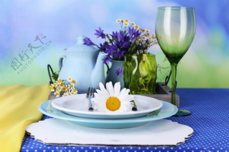 餐桌上的鲜花和餐具图片