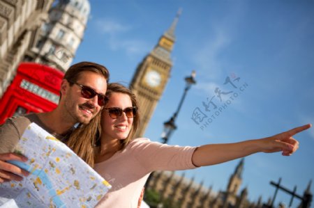 伦敦旅游的情侣图片