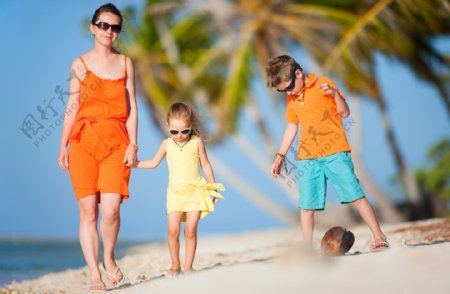 沙滩上玩耍的一家人图片