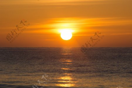 美丽的海上夕阳风景图片
