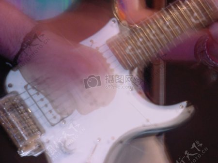 白颜色的吉他