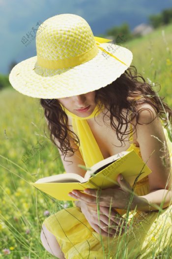 草地里看书的美女图片