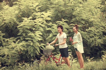 推着自行车的情侣摄影图片