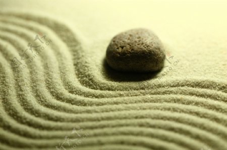 沙纹上的一块石头图片