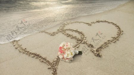 浪漫沙滩心形背景图片