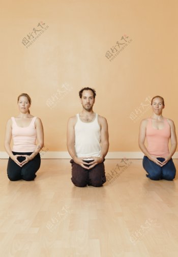 练瑜伽的人物图片
