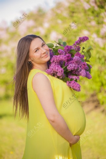 捧着鲜花的孕妇图片