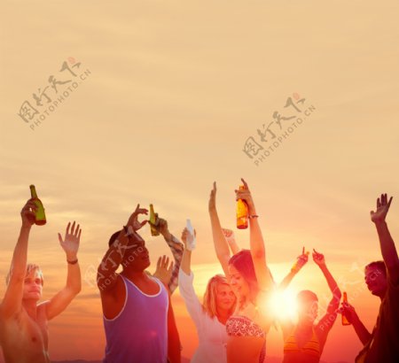 一群喝酒聚会的年轻人图片