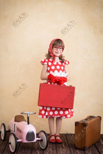 提着行李箱的小女孩图片