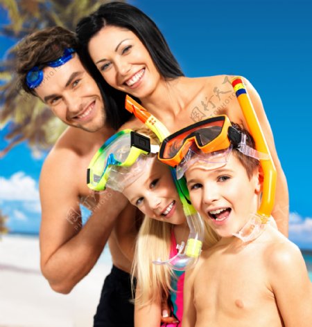 度假潜水的一家人图片