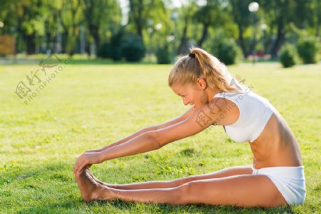 草地上健身的女人图片