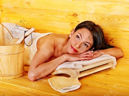 浴室蒸桑拿的性感美女图片