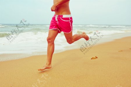 沙滩上奔跑的男子