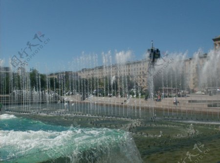 广场上的喷泉摄影图片