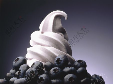 冰淇淋蓝莓图片
