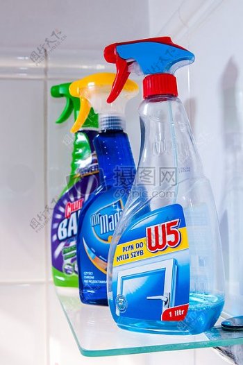 精致的清洗产品瓶