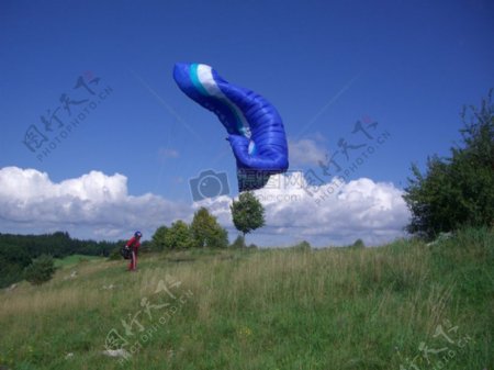 蓝天下的滑翔伞