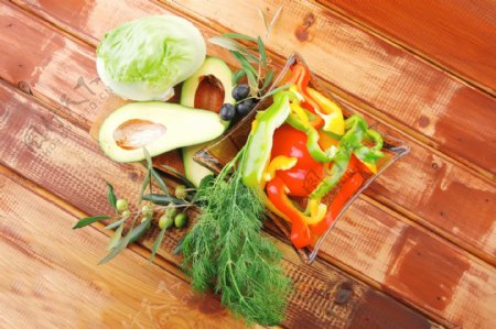 木板上的蔬菜与橄榄果图片