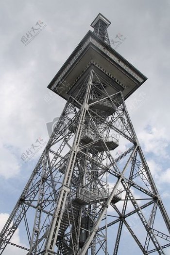 高耸的广播发射塔
