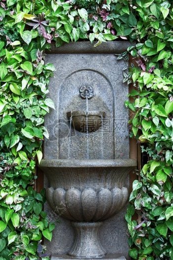 花园里的石雕喷泉