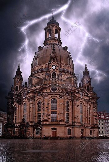 雷电下的教堂