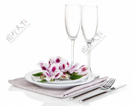 高脚杯餐具和花朵图片