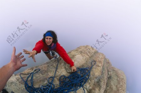 攀岩的美女运动员图片