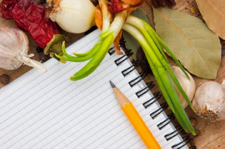 笔记本铅笔和蔬菜图片