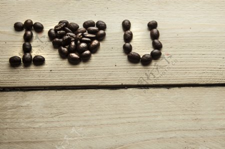 咖啡豆组成的LOVE图片