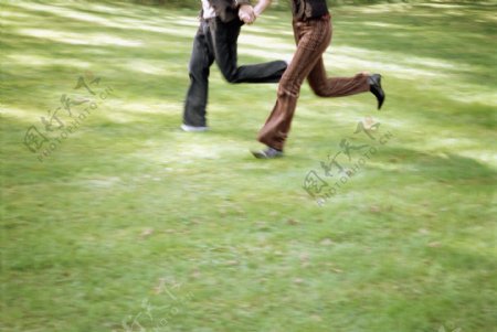 草地上奔跑的情侣图片