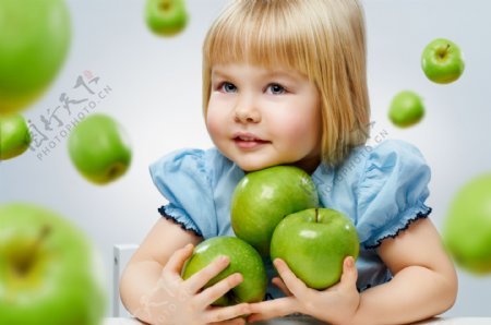 漂亮的小女孩与青苹果图片
