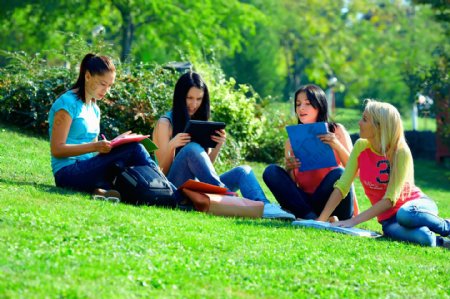 草地上看书的大学生图片