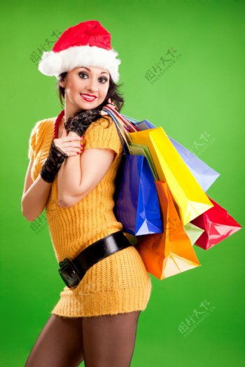 背着购物袋的女人图片