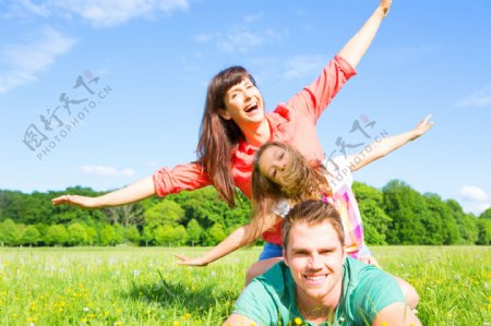 草地上幸福开心的一家人图片