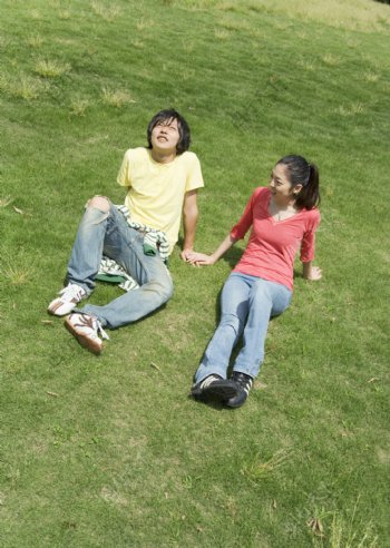 草地上的情侣青年图片