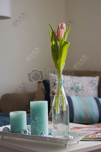 精美的玻璃瓶和花朵