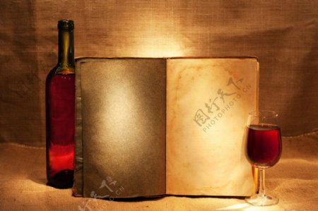 葡萄酒与怀旧书本