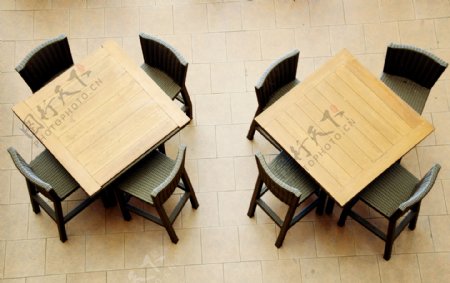 咖啡馆内的桌椅