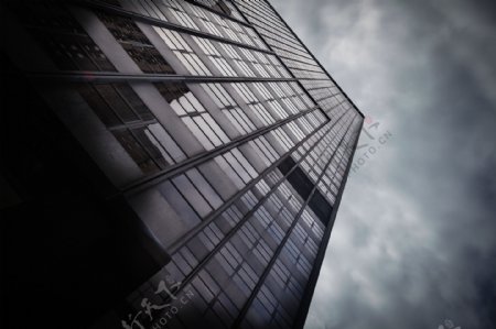 乌云下的高楼大厦图片