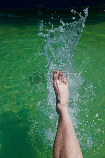 湖水中的脚丫子
